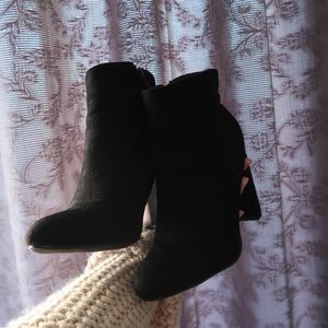 Black booties with a platform heel !